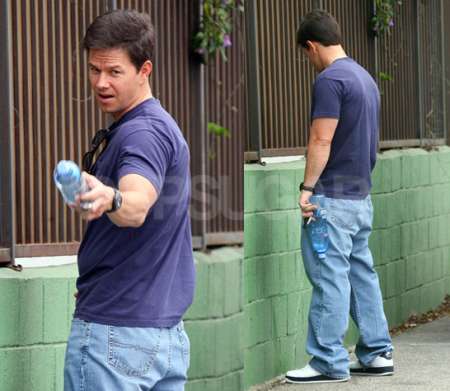 Mark Wahlberg pisses in public